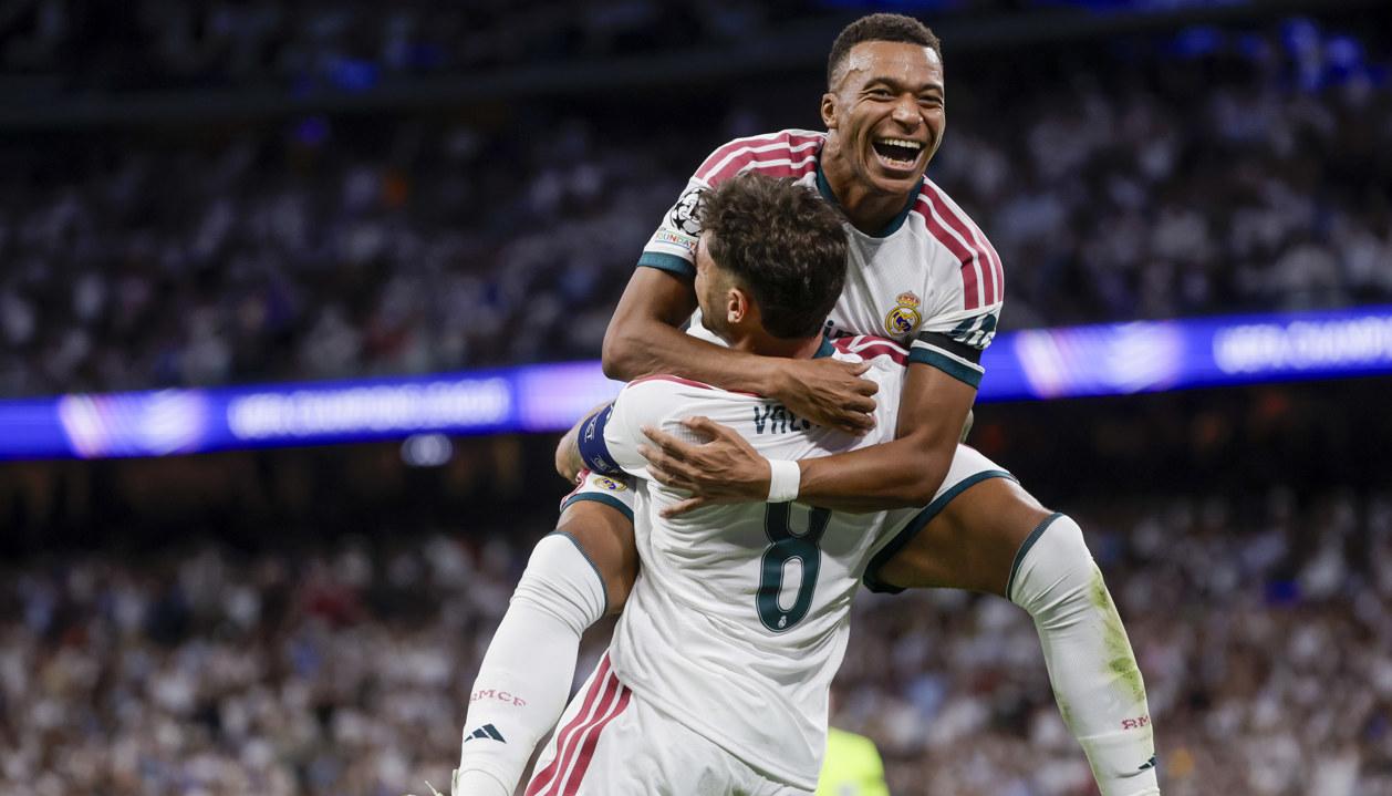 Kylian Mbappé festeja su gol con el uruguayo Fede Valverde. 