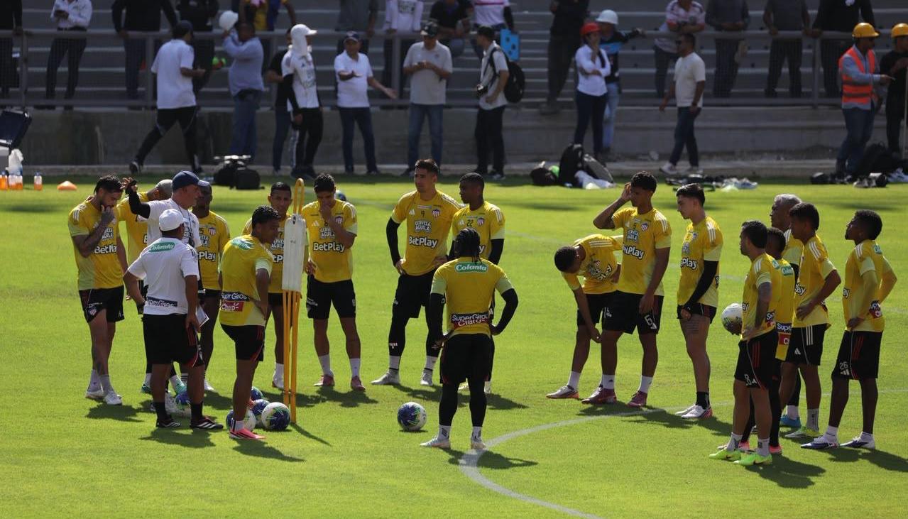 El plantel de jugadores de Junior en el nuevo gramado del Supermetro.