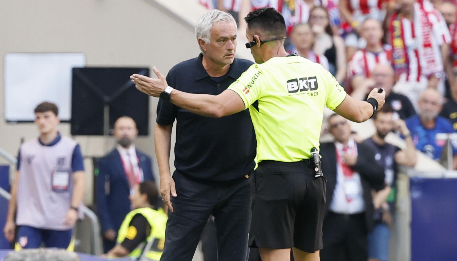 José Mourinho conversa con el árbitro Miguel Ángel Ortiz durante el partido contra Atlético de Madrid.