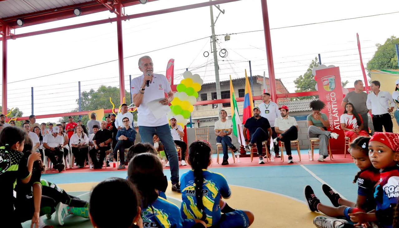 Gobernador Eduardo Verano durante la entrega del escenario deportivo.