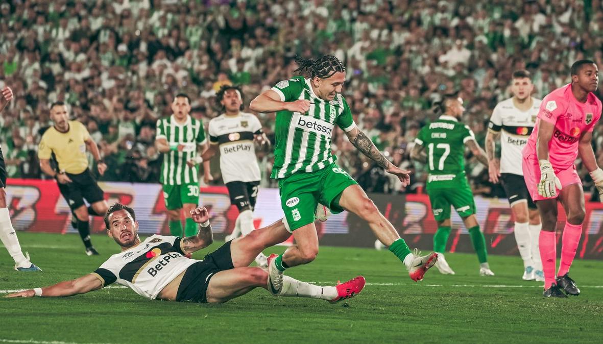 Ian Poveda durante un partido con Atlético Nacional. 