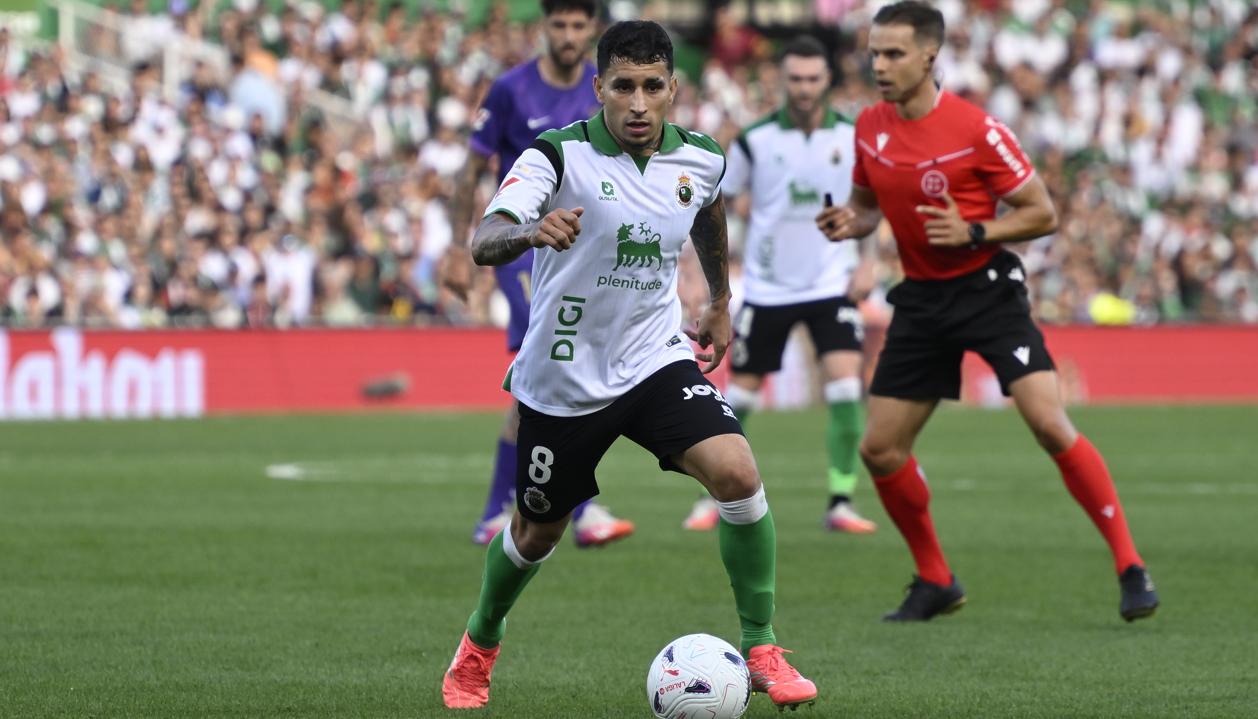 Gustavo Puerta durante el partido del Racing de Santander contra el Elche.