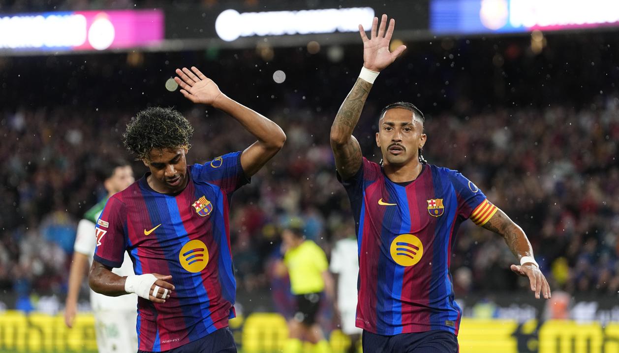 Lamine Yamal y Raphinha celebran uno de los goles del Barcelona. 