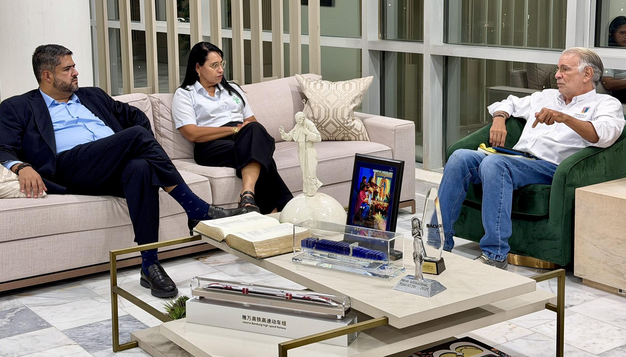 (De Izq. a Der.) Fray Ricardo Torres, Doris del Toro y Eduardo Verano.