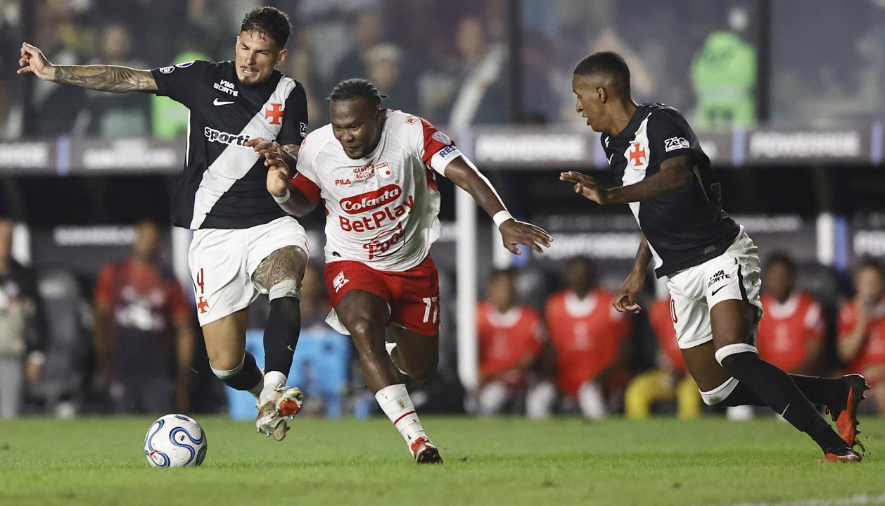 Hugo Rodallega intenta escaparse entre Robert Renan y Alan Saldivia.