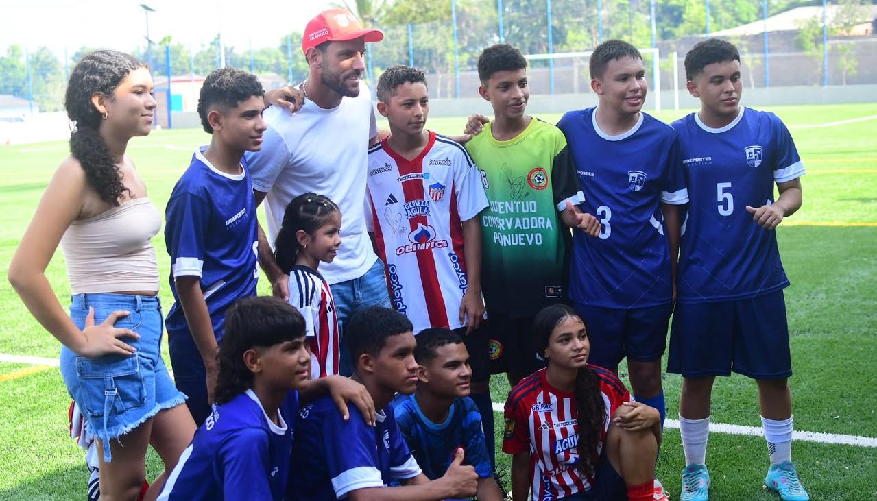 Sebastián Viera con integrantes de la Escuela de Formación Deportiva de Polonuevo.