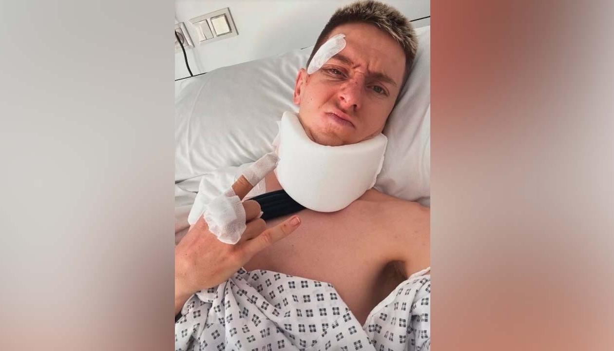 Tadej Pogacar en la foto que compartió en la clínica donde fue operado.