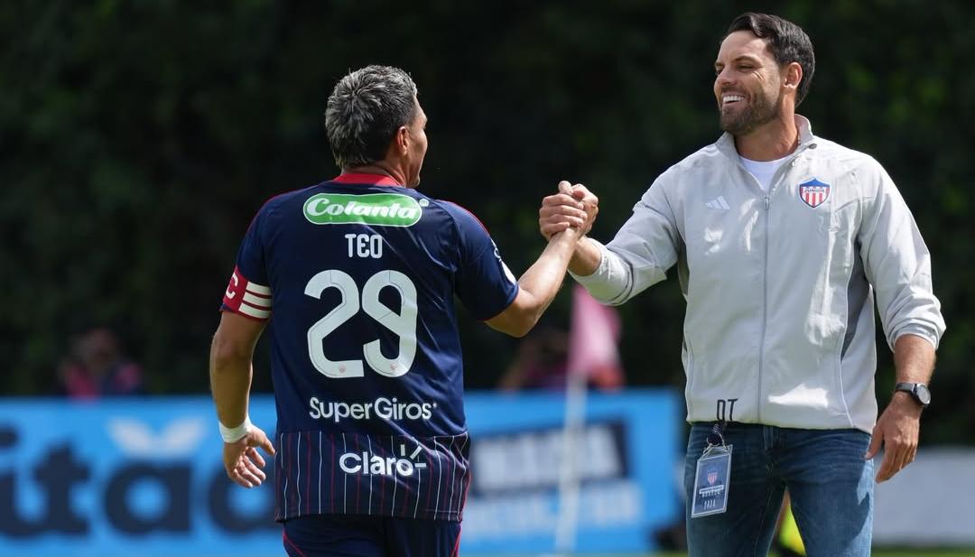 Teófilo Gutiérrez y Sebastián Viera celebrando el segundo gol ante Fortaleza. 