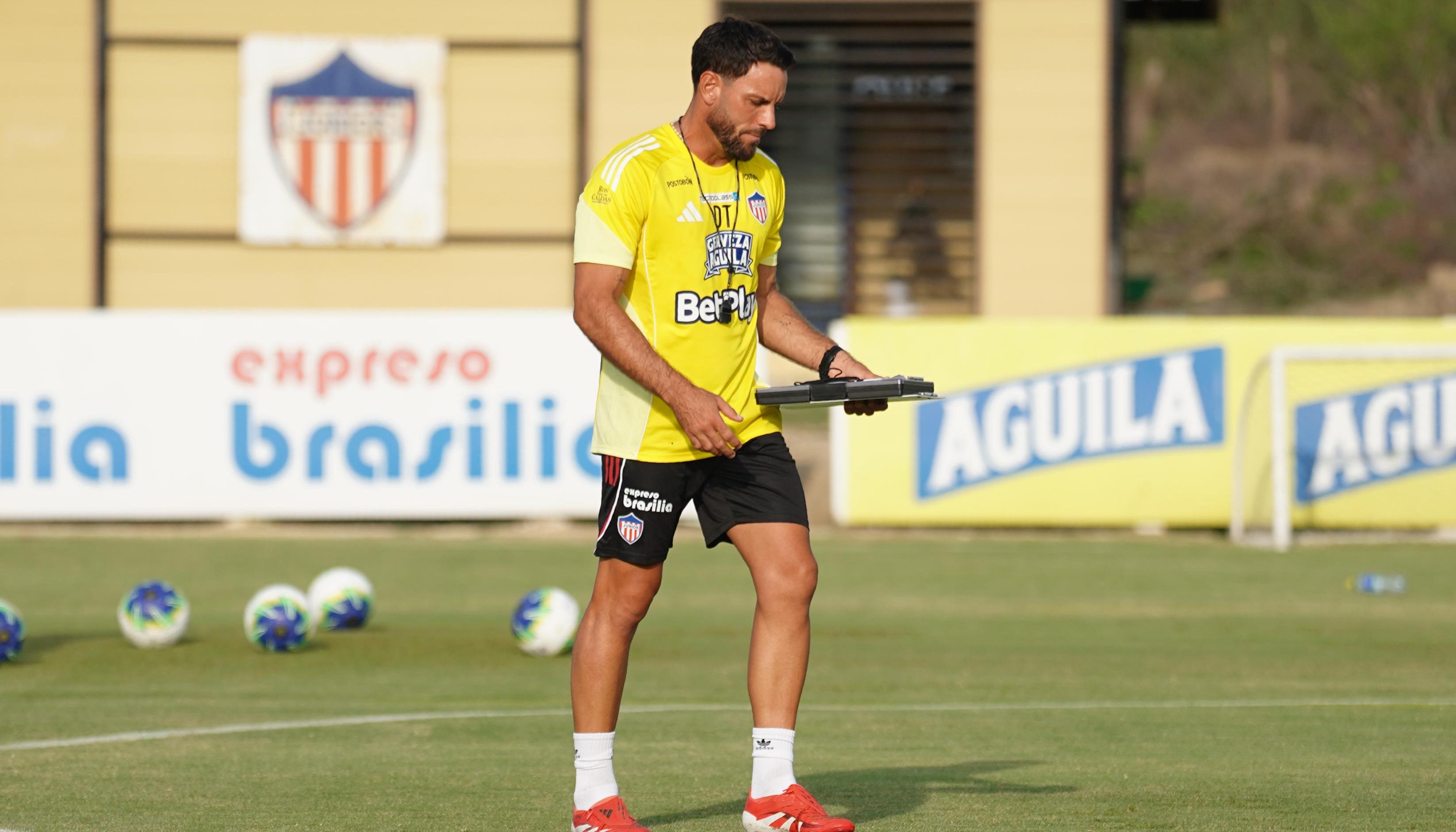 Sebastián Viera buscará ante Jaguares su primera victoria como técnico del Junior. 