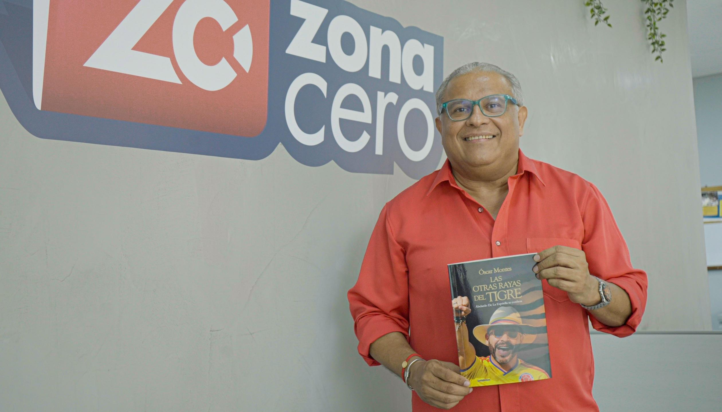 Óscar Montes con su libro 'Las otras rayas del tigre'.