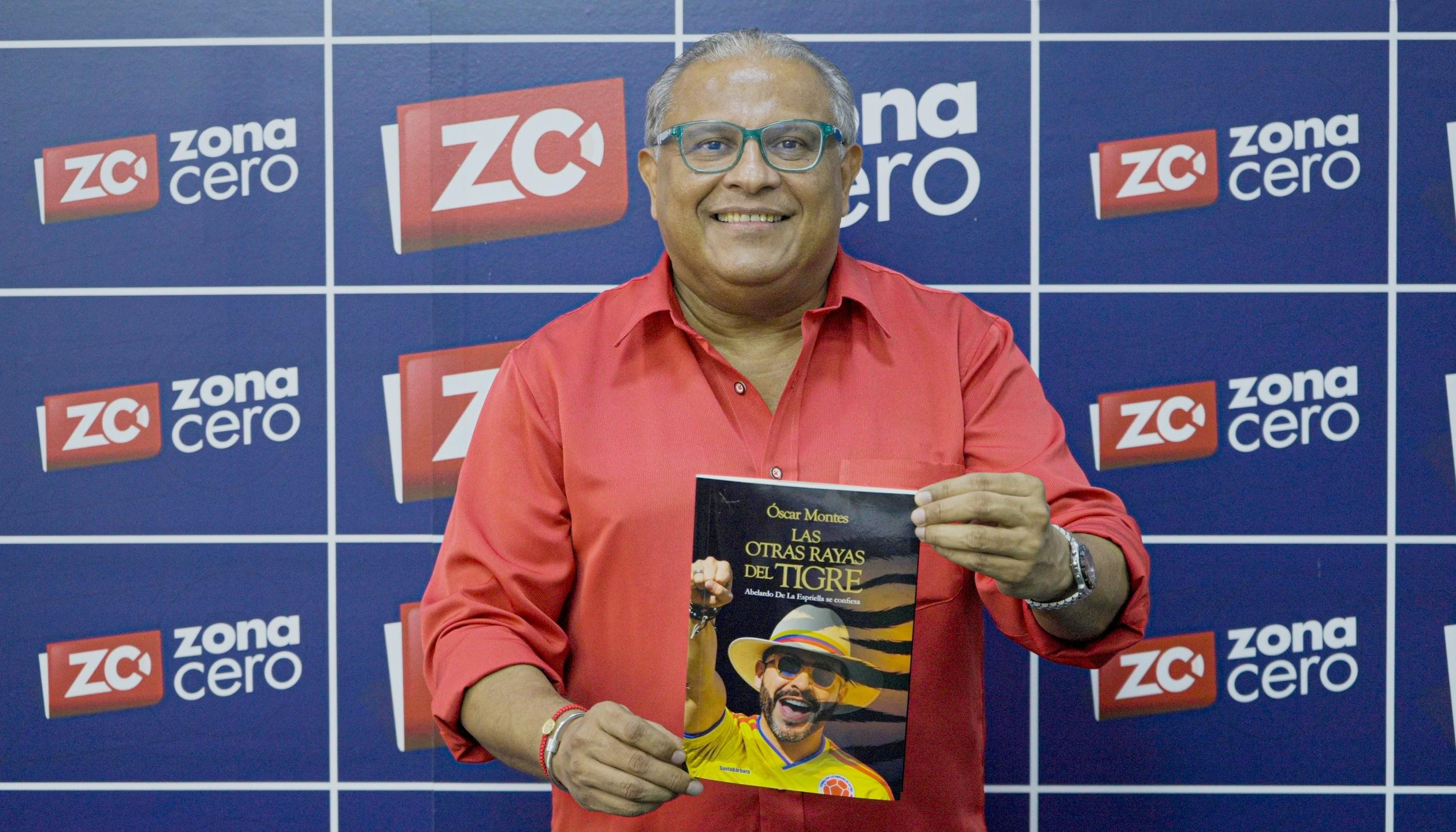 Óscar Montes con su libro 'Las otras rayas del tigre'.