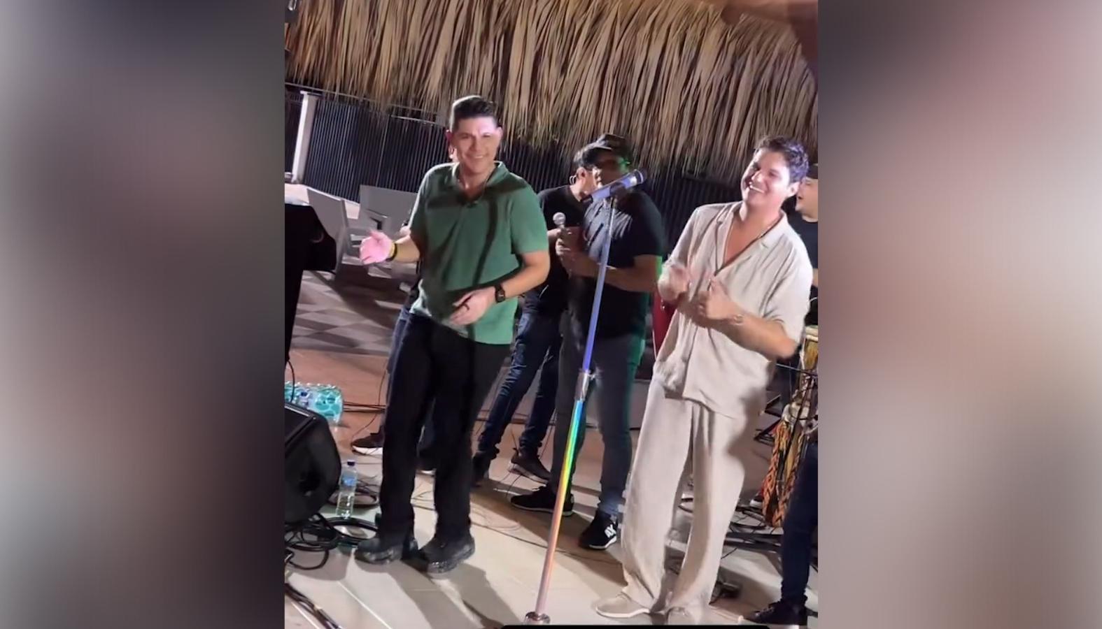 Kbeto Zuleta cantando con Elder Dayán. 