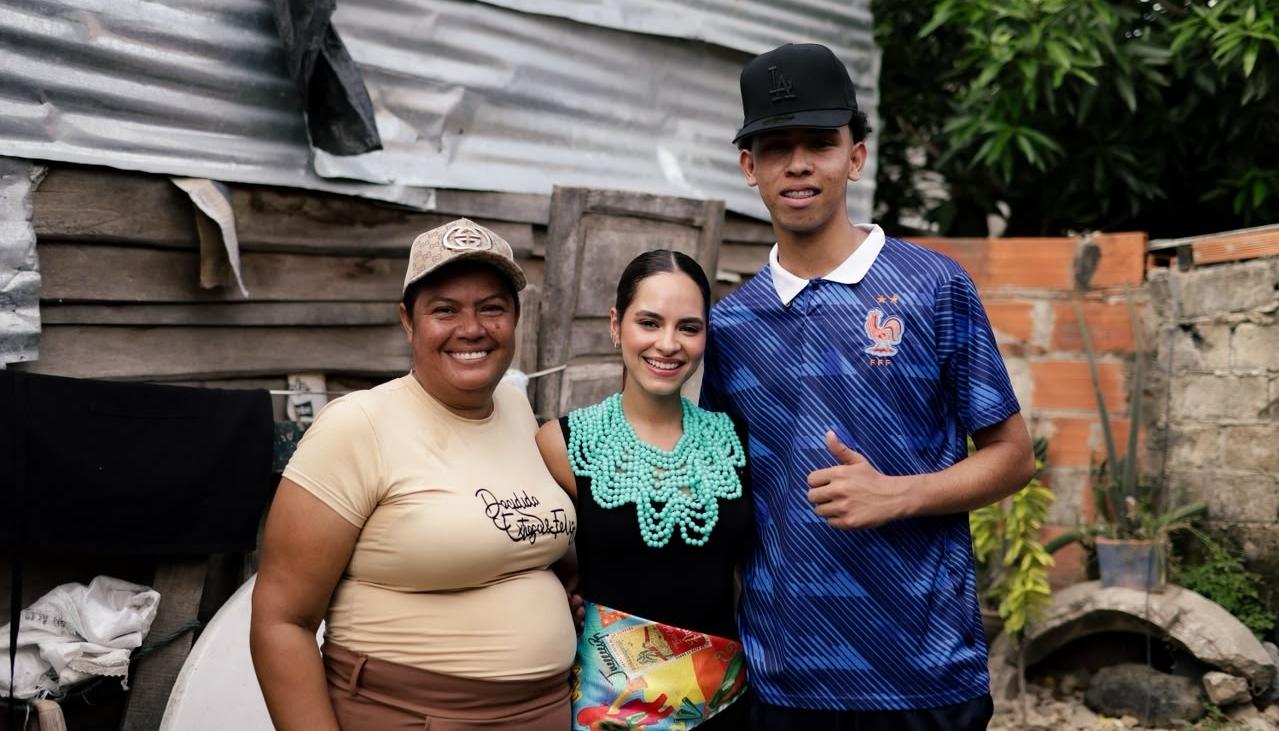 La reina Salwa junto a Germán y su mamá. 