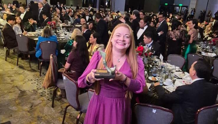 Alejandra Moreno con su reconocimiento.