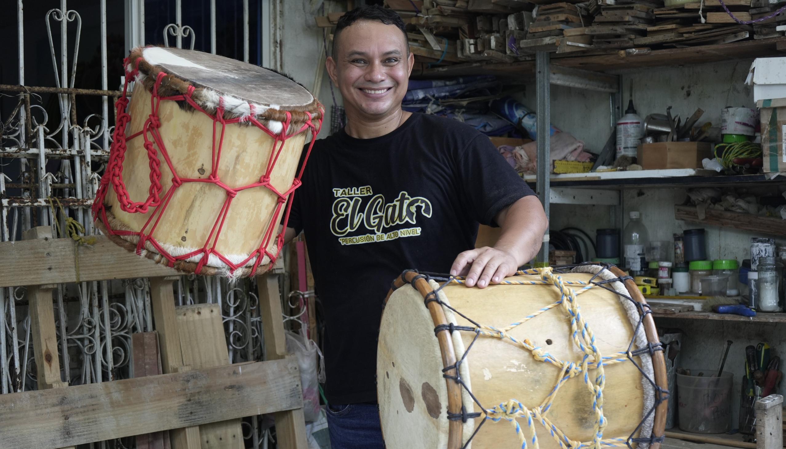 Alfonso Acosta, lutier de instrumentos de percusión folclórica y músico.
