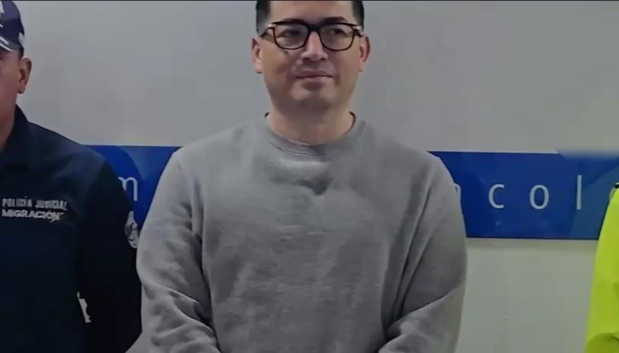 Alias 'Contador' tras su arribo al aeropuerto El Dorado, en Bogotá.