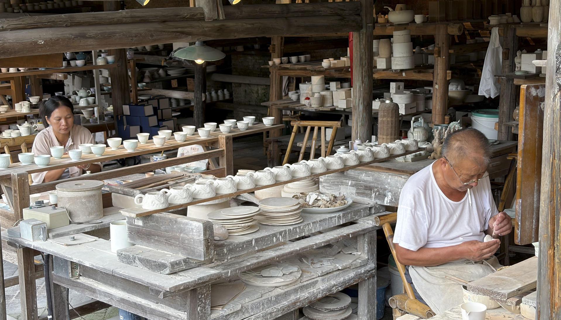 Artesanos trabajando la porcelana.