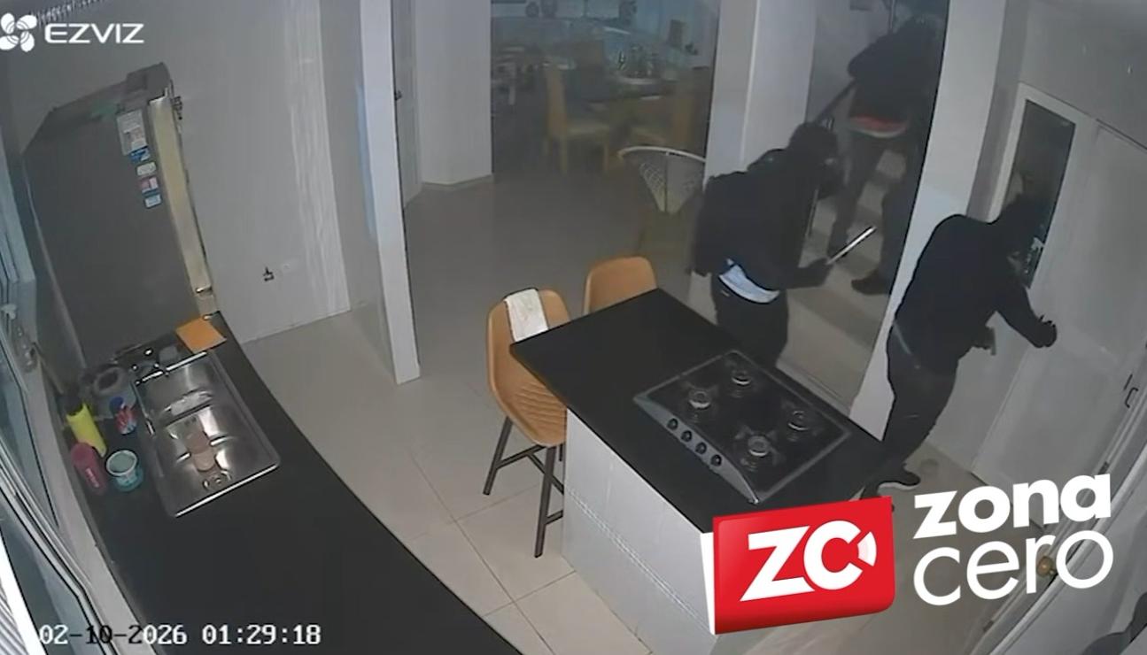 Los delincuentes en una de las viviendas asaltadas. 