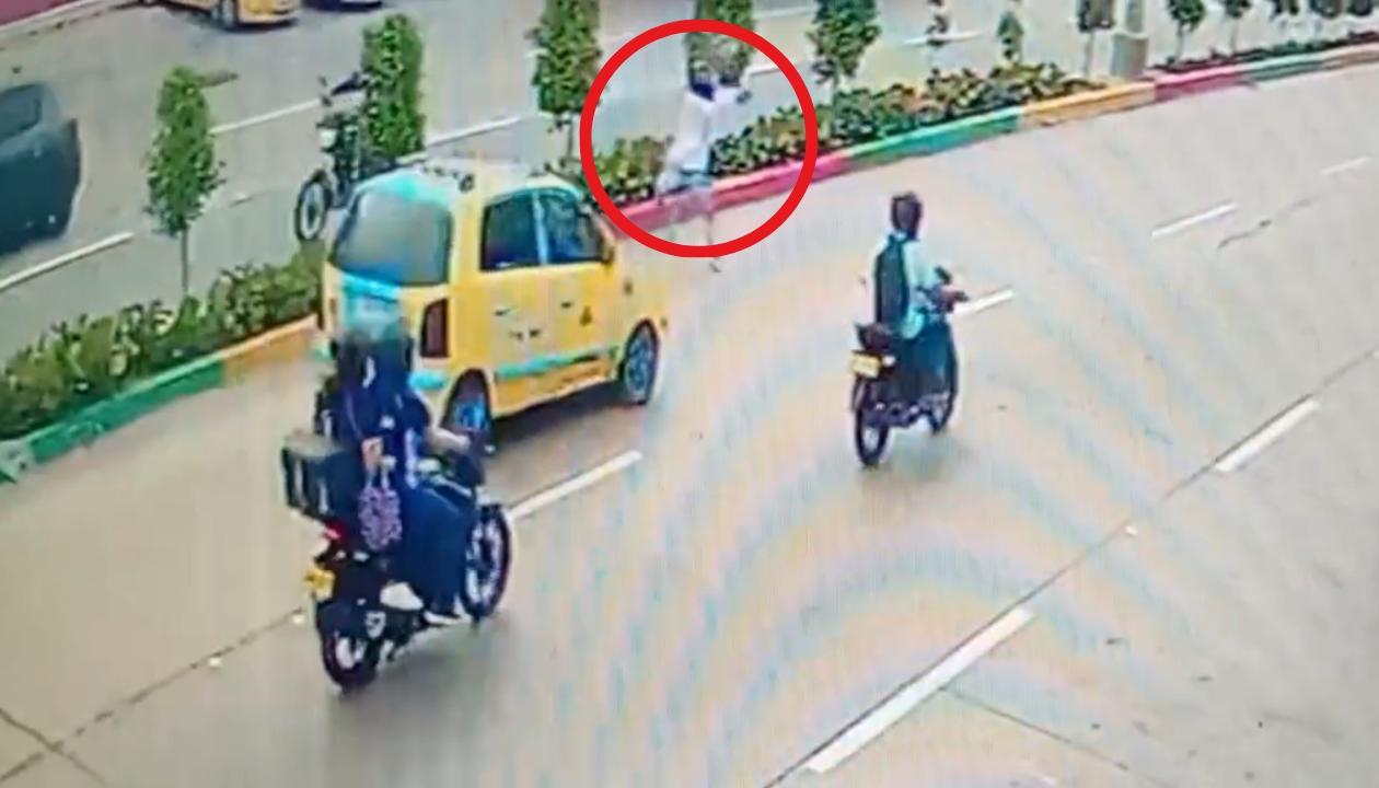 Momento en que el sicario disparó contra la fachada de la cárcel Modelo de Barranquilla. 