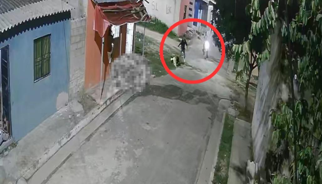 Momento en que los sicarios dispararon contra el joven. 