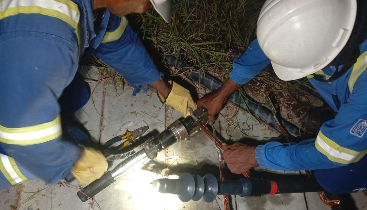 Personal técnico de Air-e trabaja en la reparación de la avería.
