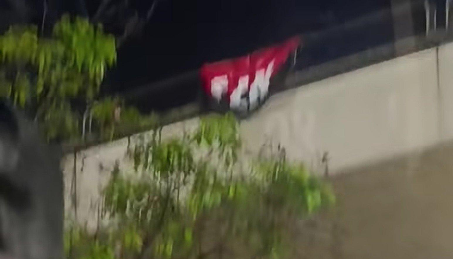 Bandera del ELN en el puente de Murillo con Circunvalar