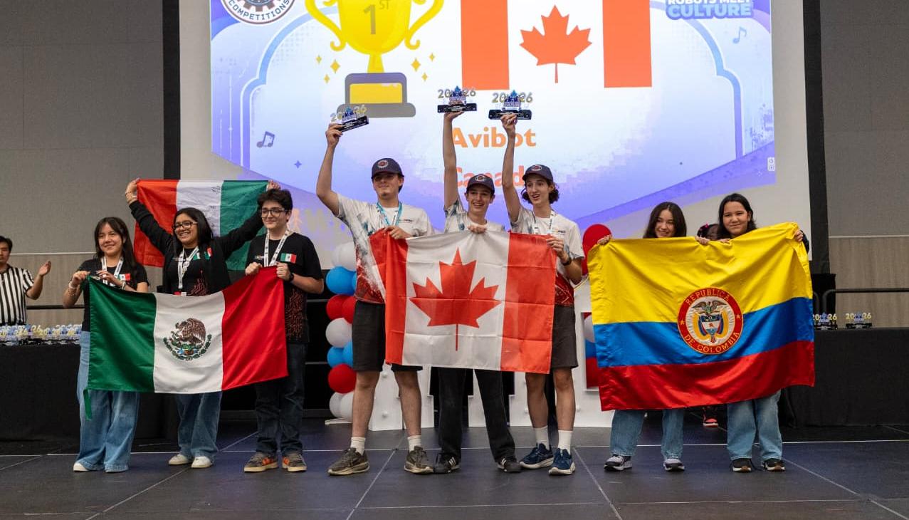 Las barranquilleras ocupando el podio junto con estudiantes de Canadá y México. 