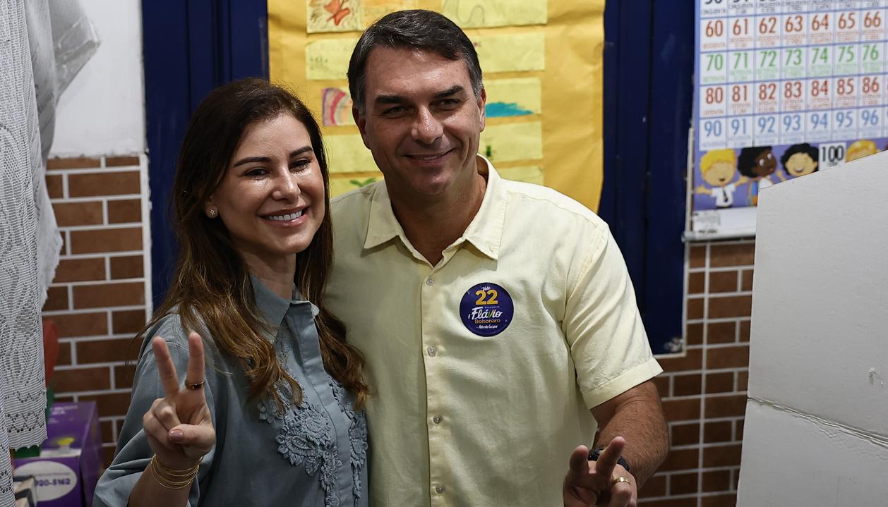 El candidato de la ultraderecha brasileña Flávio Bolsonaro tras acudir a las urnas.