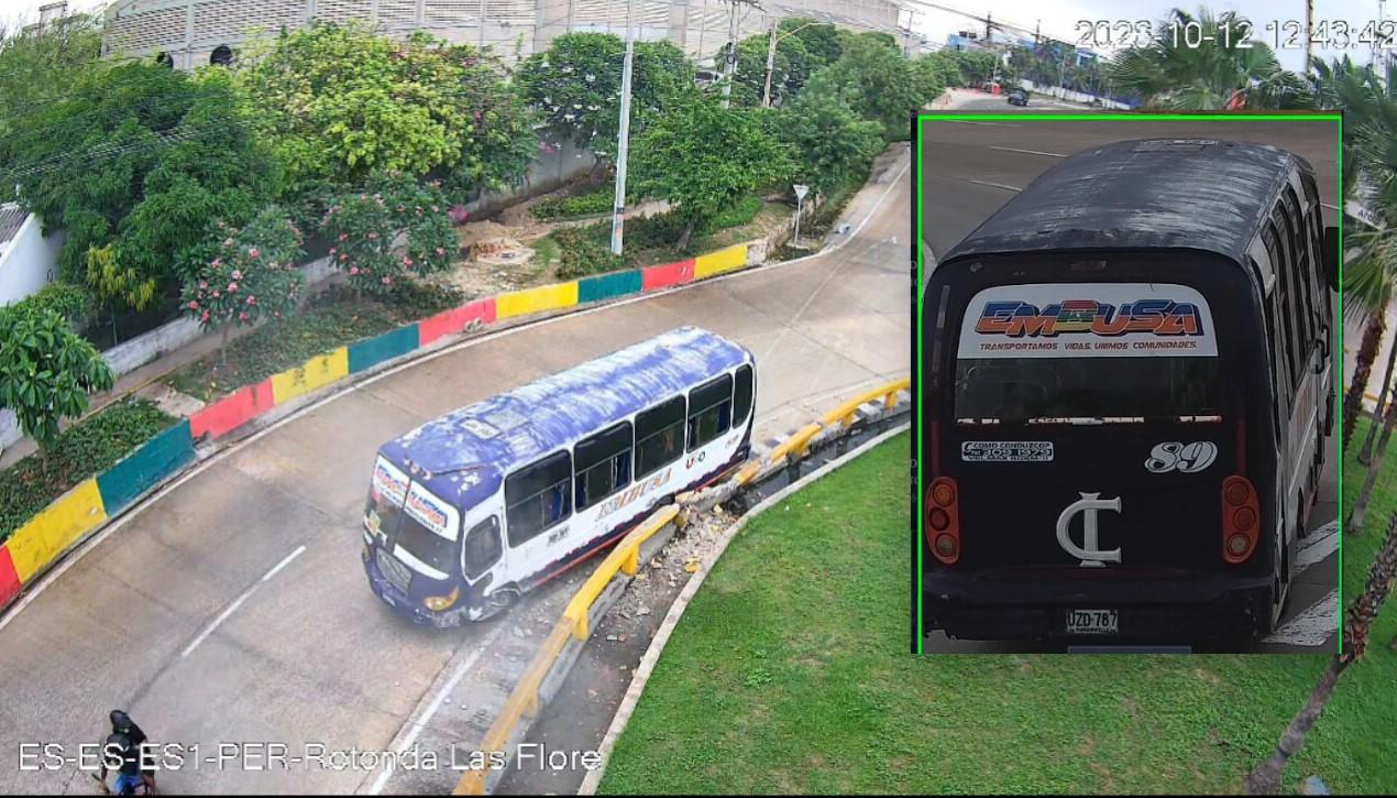 Bus accidentado y la parte posterior del vehículo