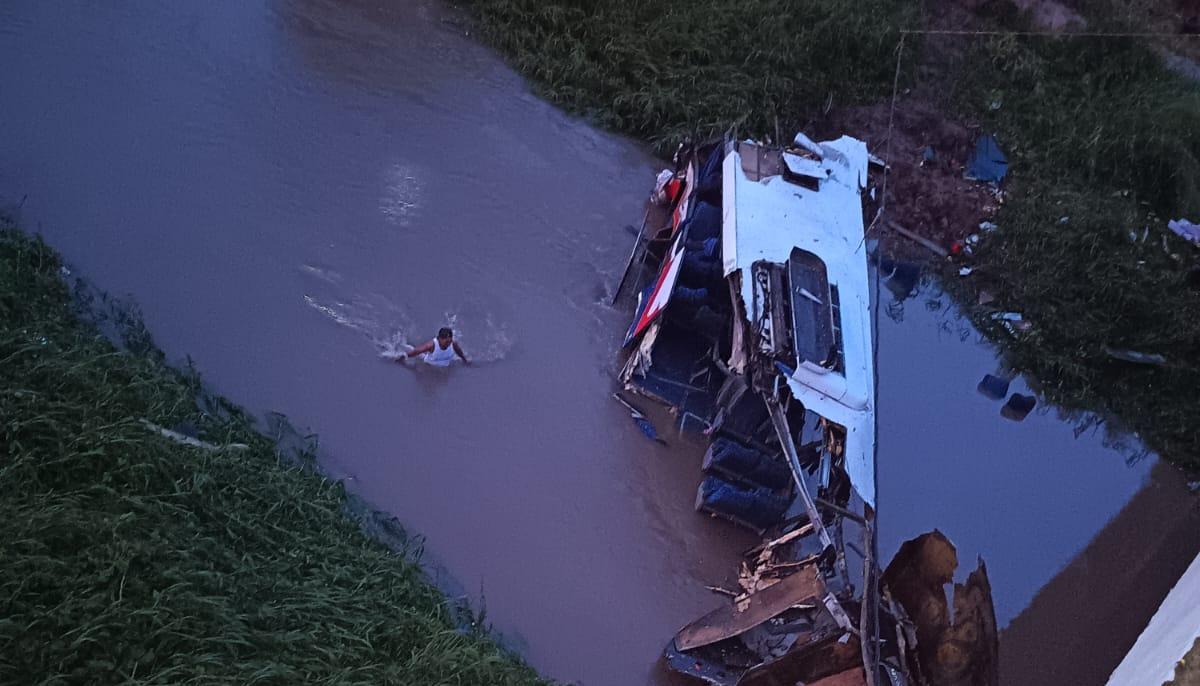 Bus en el río Ariguaní.