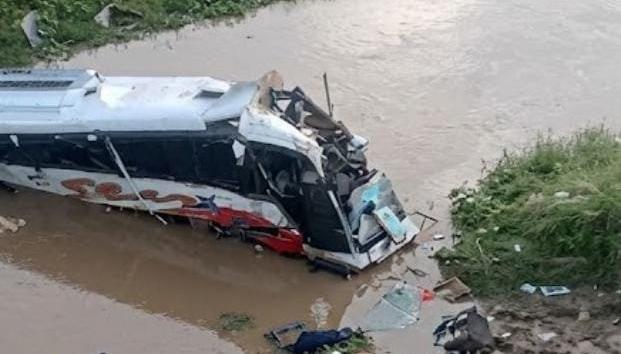 Bus que transportaba a la agrupación de Kbeto Zuleta.