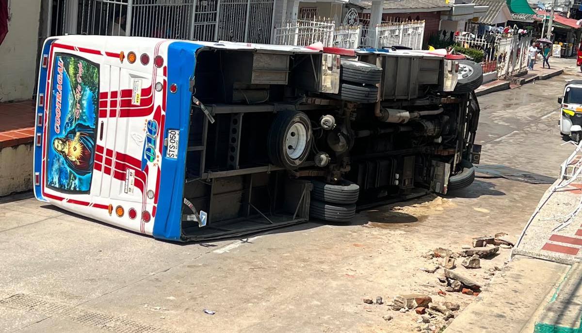 El bus volcado en el casco urbano de Galapa. 
