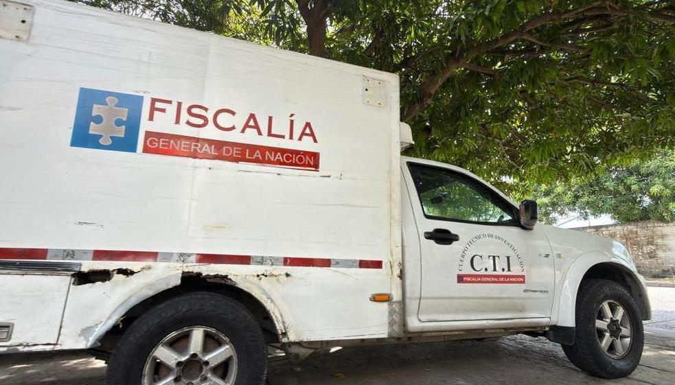 El CTI de la Fiscalía trasladó el cuerpo de la víctima mortal a Medicina Legal. 