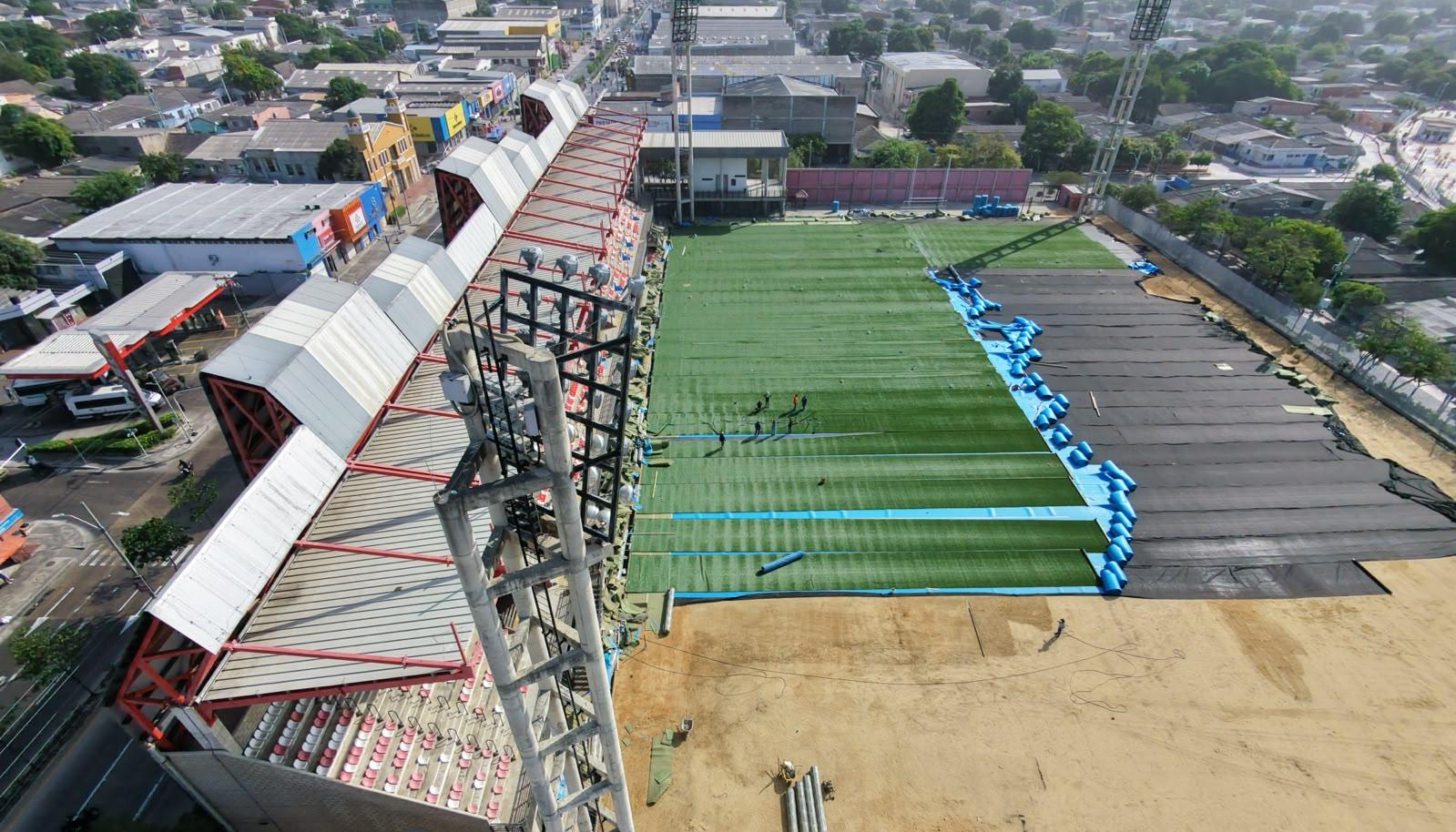 Cambio de césped en el Estadio Moderno.