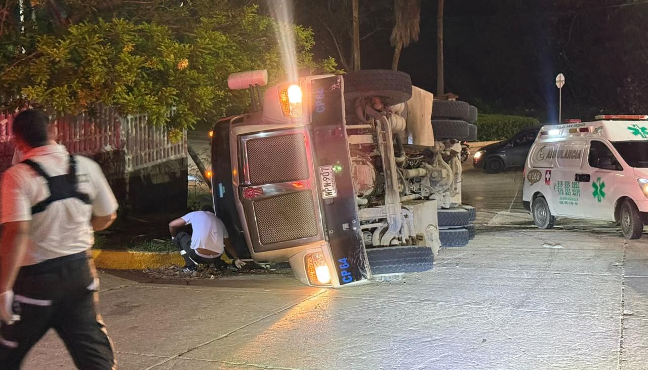 Así terminó el camión compactador de basura.