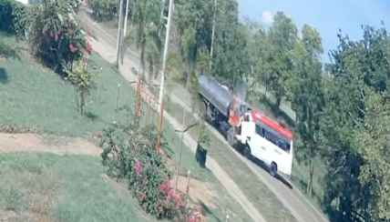 Momento del choque entre la buseta y el camión cisterna. 