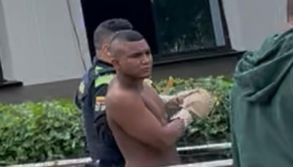 El capturado cuando era sacado de la Estación de Policía. 