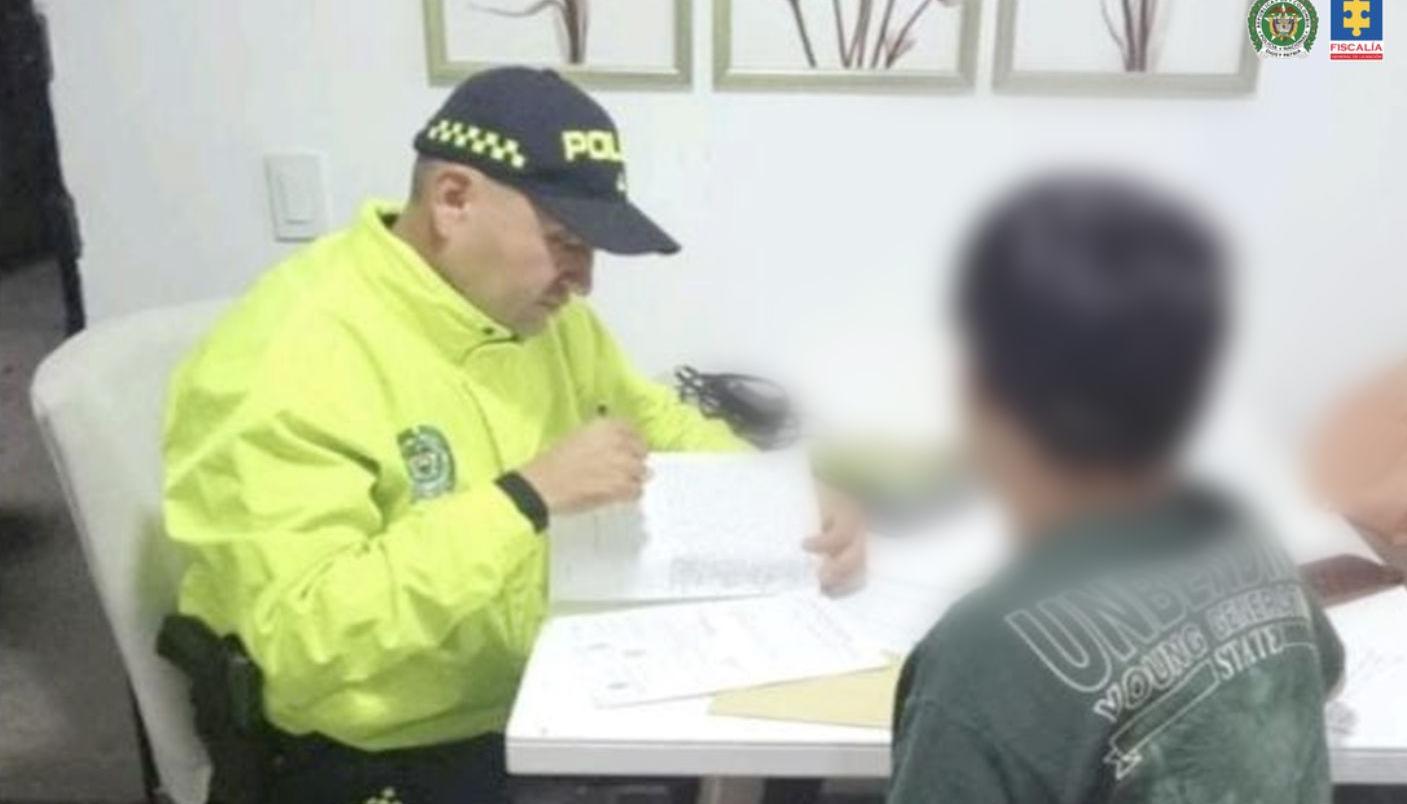 La Policía leyendo la orden de captura contra el señalado de las amenazas. 