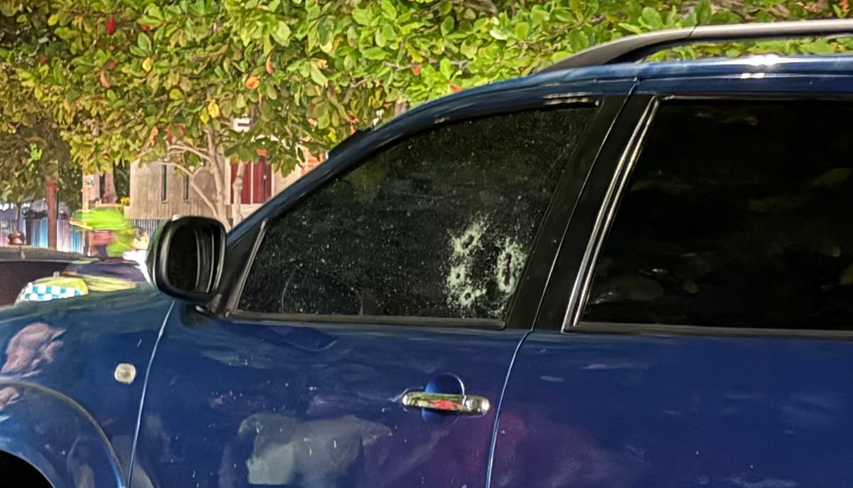 Camioneta baleada en Caribe Verde. 