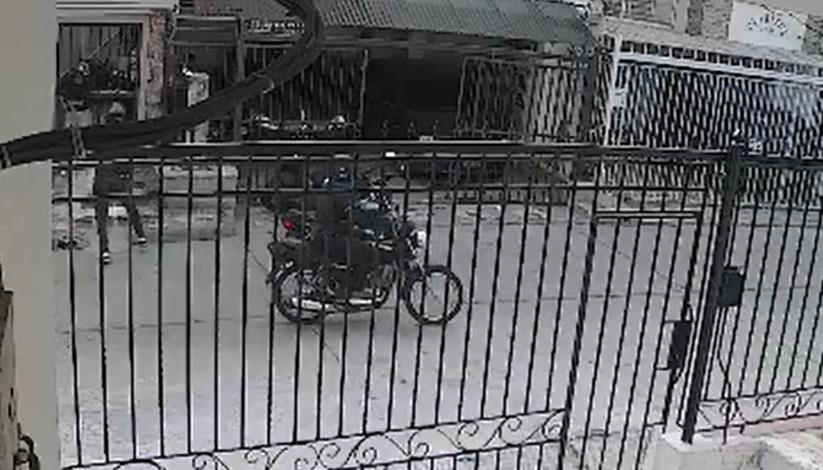 Momento en que la agente se enfrenta a los delincuentes.