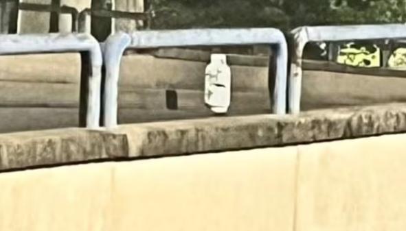 El cilindro que apareció en el puente.
