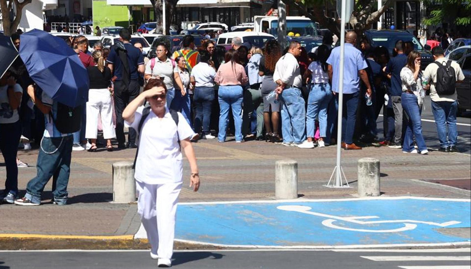 Ciudadanos panameños evacuaron los edificios por el terremoto.