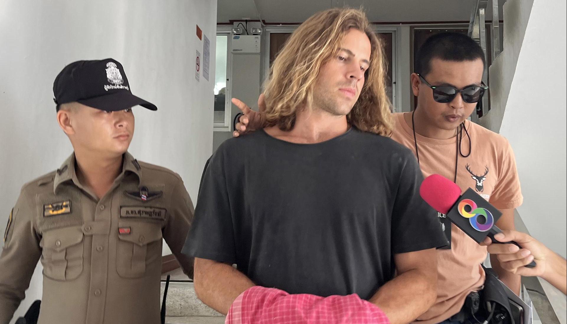 Daniel Sancho escoltado por agentes de la policía tailandesa.