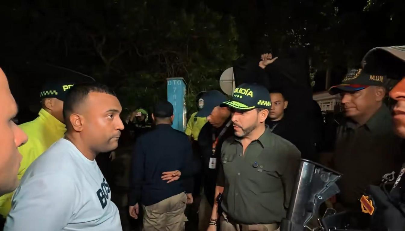 El Presidente De La Espriella ante uno de los capturados.