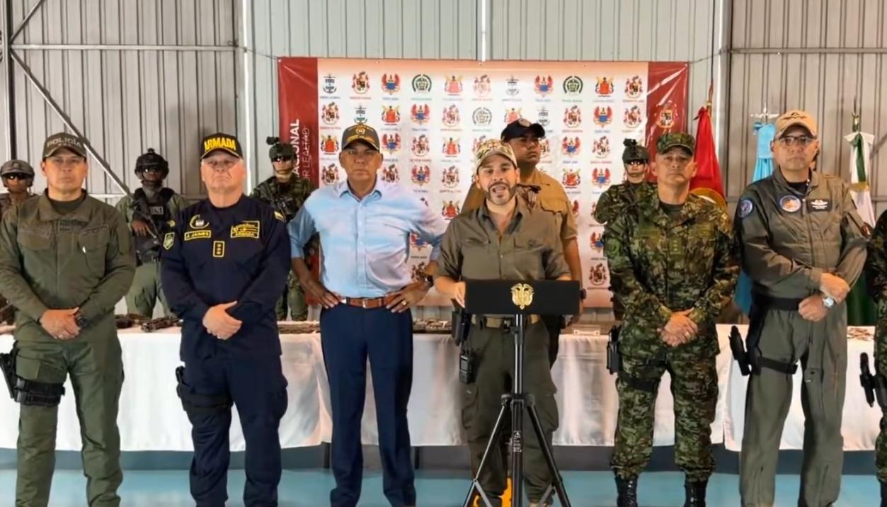 El Presidente Abelardo De La Espriella entregando detalles de la operación.