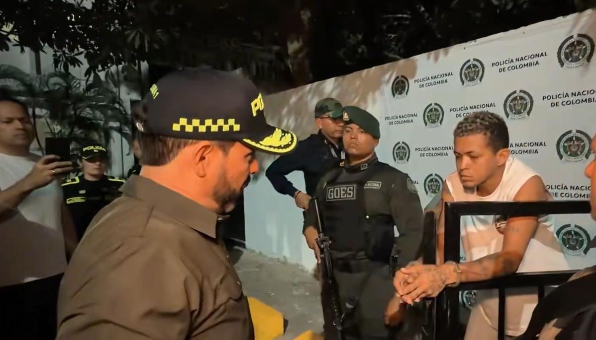 El Presidente De La Espriella ante uno de los capturados.