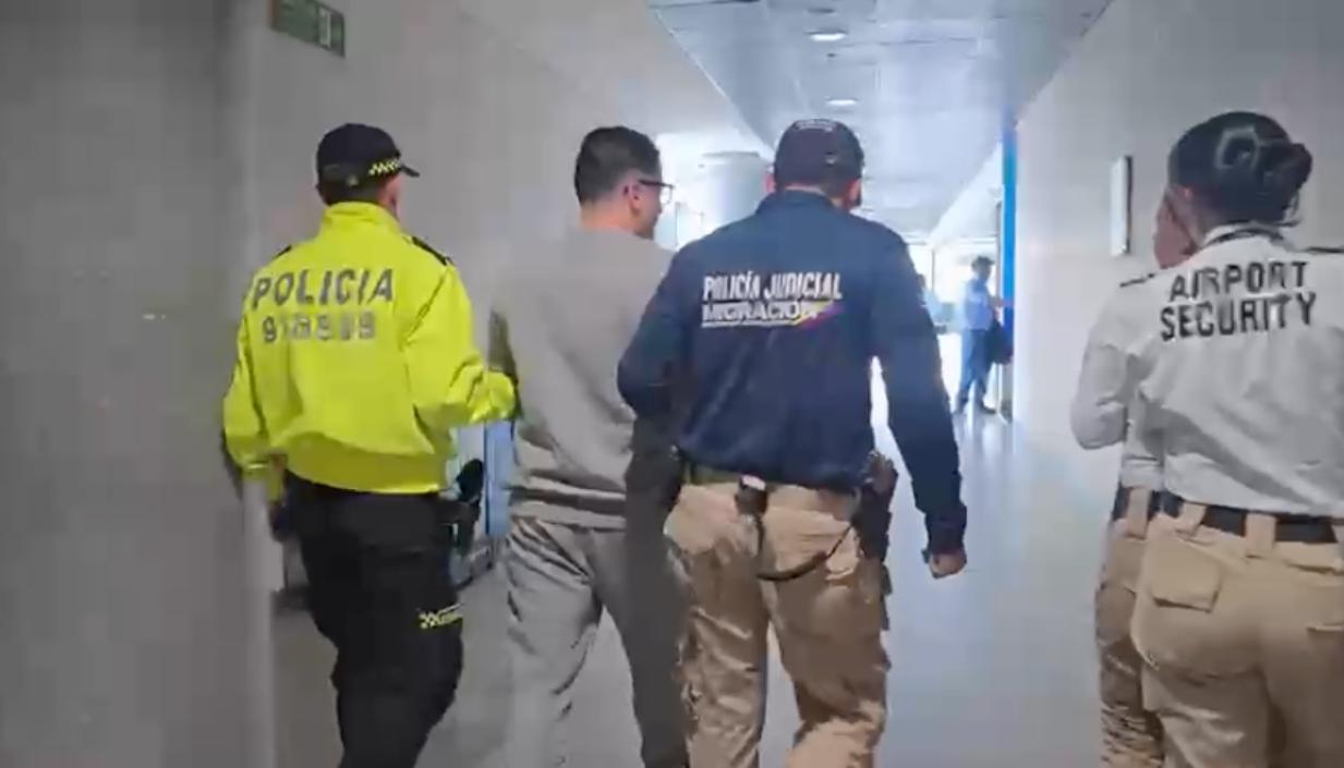 Alias 'Contador' tras su arribo al aeropuerto El Dorado, en Bogotá.