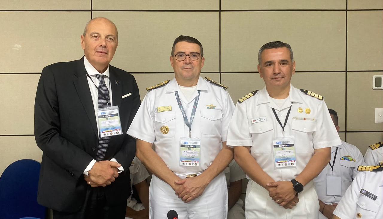 Secretario General de la OHI, contralmirante Luigi Sinapi; director General Marítimo, contralmirante Hermann León, y un representante chileno.