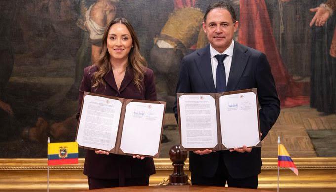 La presidenta de la Asamblea Nacional de Ecuador, la oficialista Mishel Mancheno, y el presidente del Senado de Colombia, Honorio Henríquez.