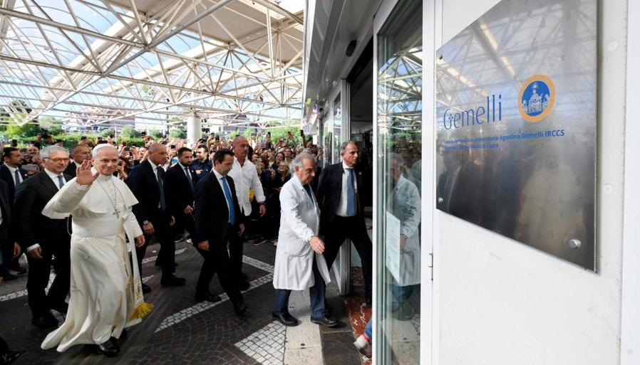 El Papa León XIV al llegar al Hospital Universitario Agostino Gemelli de Roma